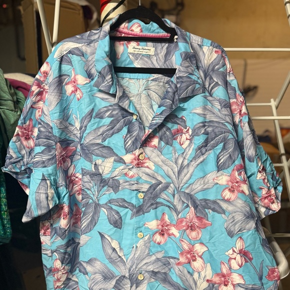 Tommy Bahama Men's Collared, Button Down Shirt